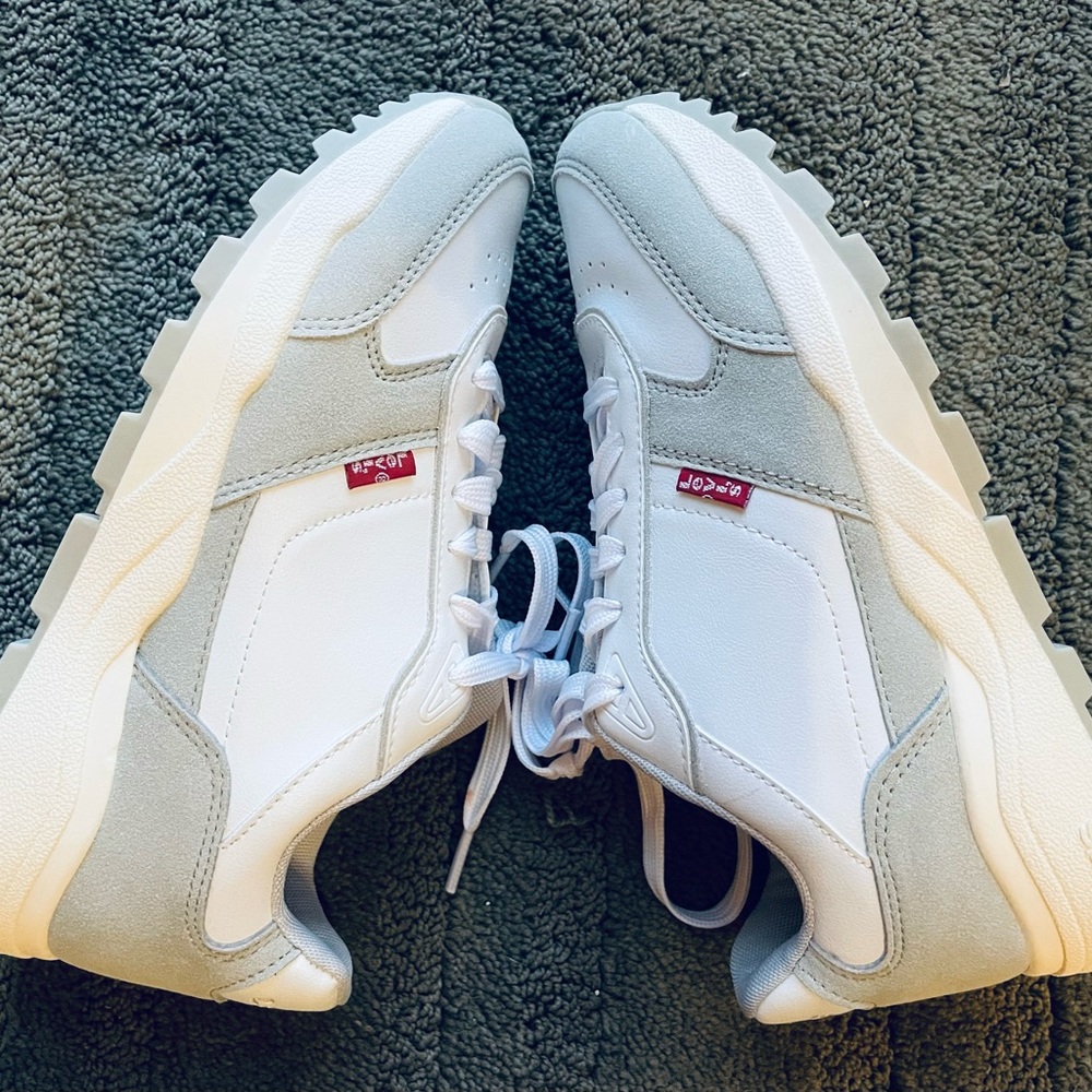 NIB Levi's White and Light SUEDE/LEATHER Gray Sneakers, women’s size 7!